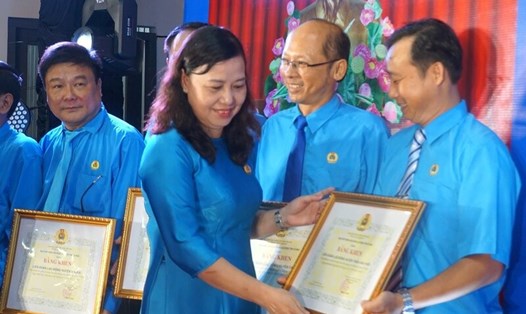 LĐLĐ tỉnh Cà Mau tổng kết đợt cao điểm thi đua chào mừng 95 năm Ngày thành lập Công đoàn Việt Nam. Ảnh: Nhật Hồ