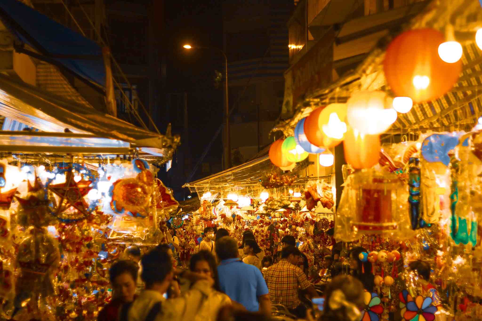 Coming here, customers can find all kinds of lanterns with different materials such as fabric lanterns, royal lanterns, and paper lanterns. Each type of lantern has different decorative motifs and patterns, from simple like flowers to complex like birds, landscapes, dragons and phoenixes... Photo: NVCC