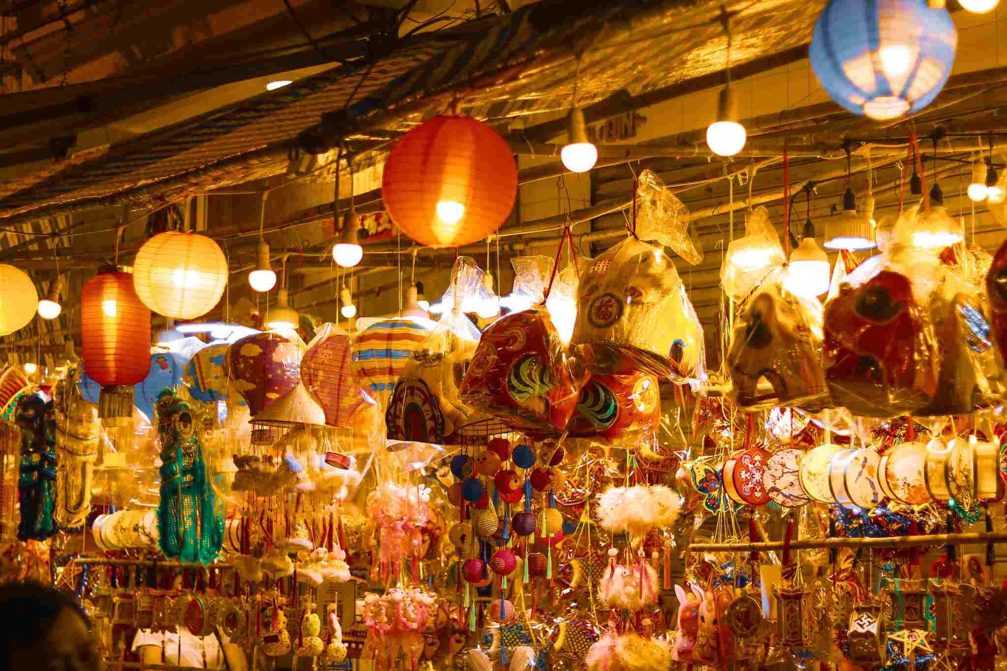 The price of lanterns here ranges from 30,000 - 100,000 VND/small lamp. Larger lanterns cost about 200,000 - 250,000 VND/piece. Photo: NVCC