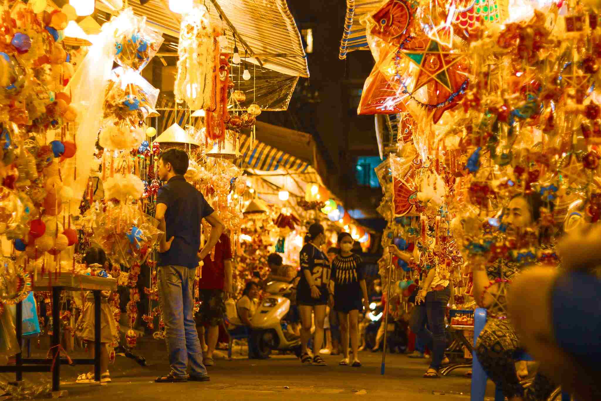 Similar to Hang Ma Street in Hanoi, the lantern street on Luong Nhu Hoc Street, District 5 is a place that attracts many visitors to shop and take photos every Mid-Autumn Festival in Ho Chi Minh City. Photo: NVCC