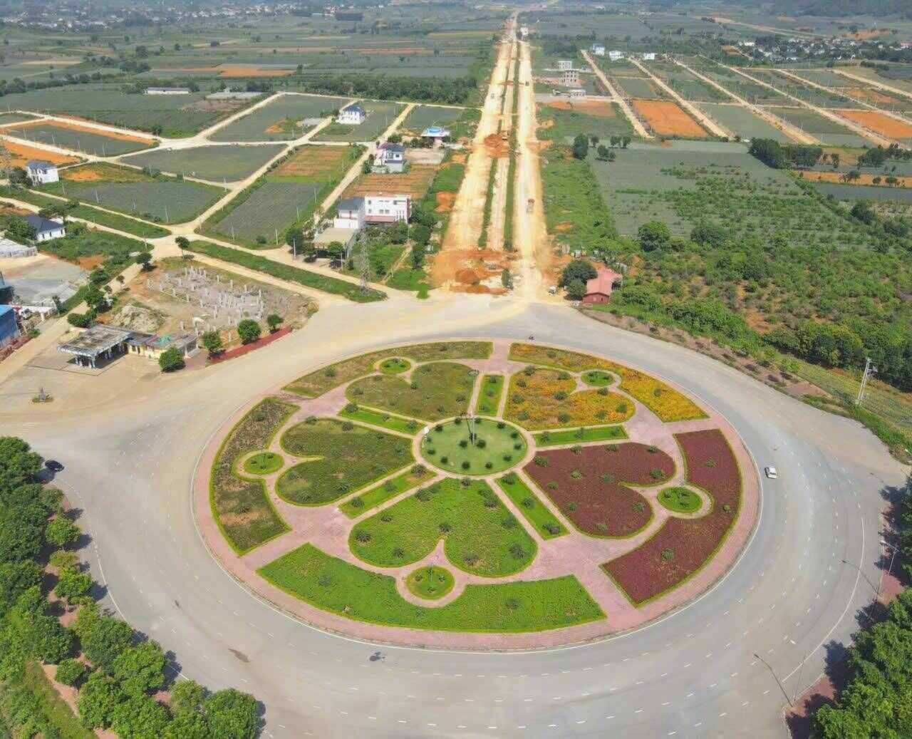 Up to now, after more than 2 years of implementation, the project has basically formed a route on the ground and is gradually realizing the creation of an East - West economic corridor in the south of Ninh Binh province, initially creating a pole New growth for Nho Quan and Tam Diep areas, creating new space, which is an area where many investors are interested, promoting economic, industrial and service development. Photo: Nguyen Truong