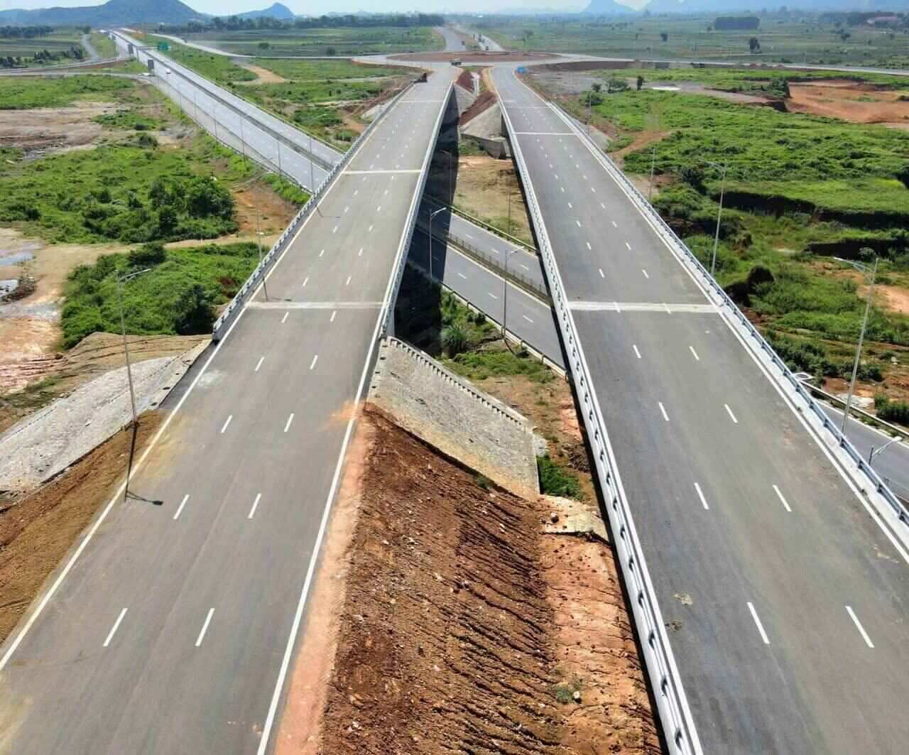 The project has a starting point connecting with National Highway 1A via Dong Giao Street (in Tay Son ward, Tam Diep city) and an ending point connecting with National Highway 12B (in Van Phong commune, Nho Quan district). This route is also connected to the North - South Eastern Expressway at the Dong Giao intersection (Tam Diep city). Photo: Nguyen Truong