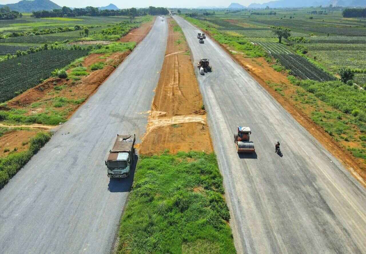 “Đây là công trình chào mừng Đại hội đại biểu Đảng bộ tỉnh Ninh Bình lần thứ XXIII, nhiệm kỳ 2025 - 2030, chính vì vậy tỉnh đang tập trung mọi nguồn lực để hoàn thành và đưa vào khai thác trong năm 2025” - ông Chính cho hay. Ảnh: Nguyễn Trường