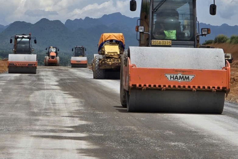 The East - West traffic route project in Ninh Binh has a total length of 22.95km; Phase I investment scale is 4 lanes; In which, site clearance is carried out according to the planning of 8 lanes with a width of 70m; The project goes through Tam Diep city and Nho Quan district with a total investment of over 1,900 billion VND. Photo: Nguyen Truong