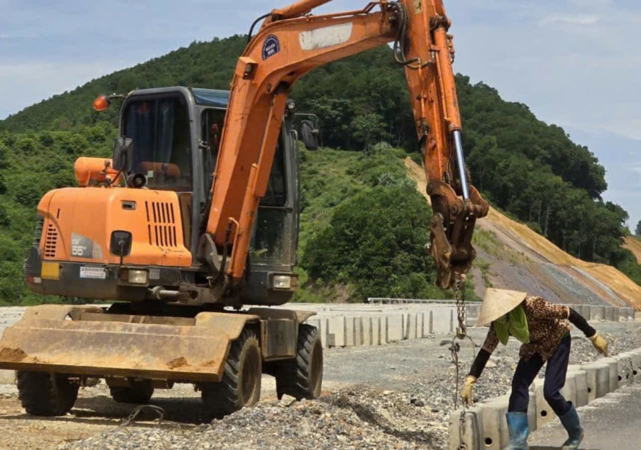 Mr. Pham Quoc Chinh - Director of the Traffic Construction Investment Project Management Board of Ninh Binh province (project investor) said that the East-West route is the largest-scale traffic project. Up to now, investments have been made in the province with local approval. Photo: Nguyen Truong