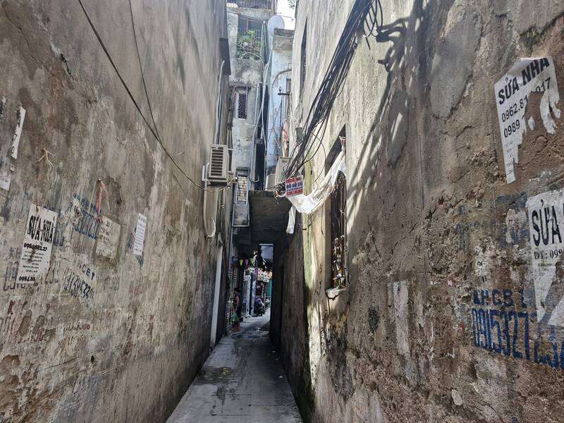 Một căn nhà trong ngõ tại Hà Nội đang được rao bán. Ảnh: Thu Giang