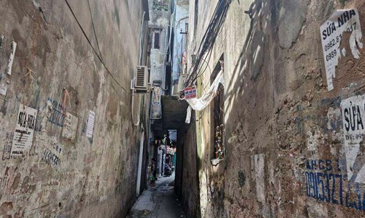 Một căn nhà trong ngõ tại Hà Nội đang được rao bán. Ảnh: Thu Giang