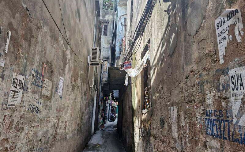 Một căn nhà trong ngõ tại Hà Nội đang được rao bán. Ảnh: Thu Giang