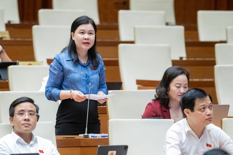 Đại biểu Nguyễn Phương Thủy - Đoàn ĐBQH TP Hà Nội chất vấn về trách nhiệm của Chính phủ trong việc liên tục sửa đổi luật. Ảnh: Quốc hội