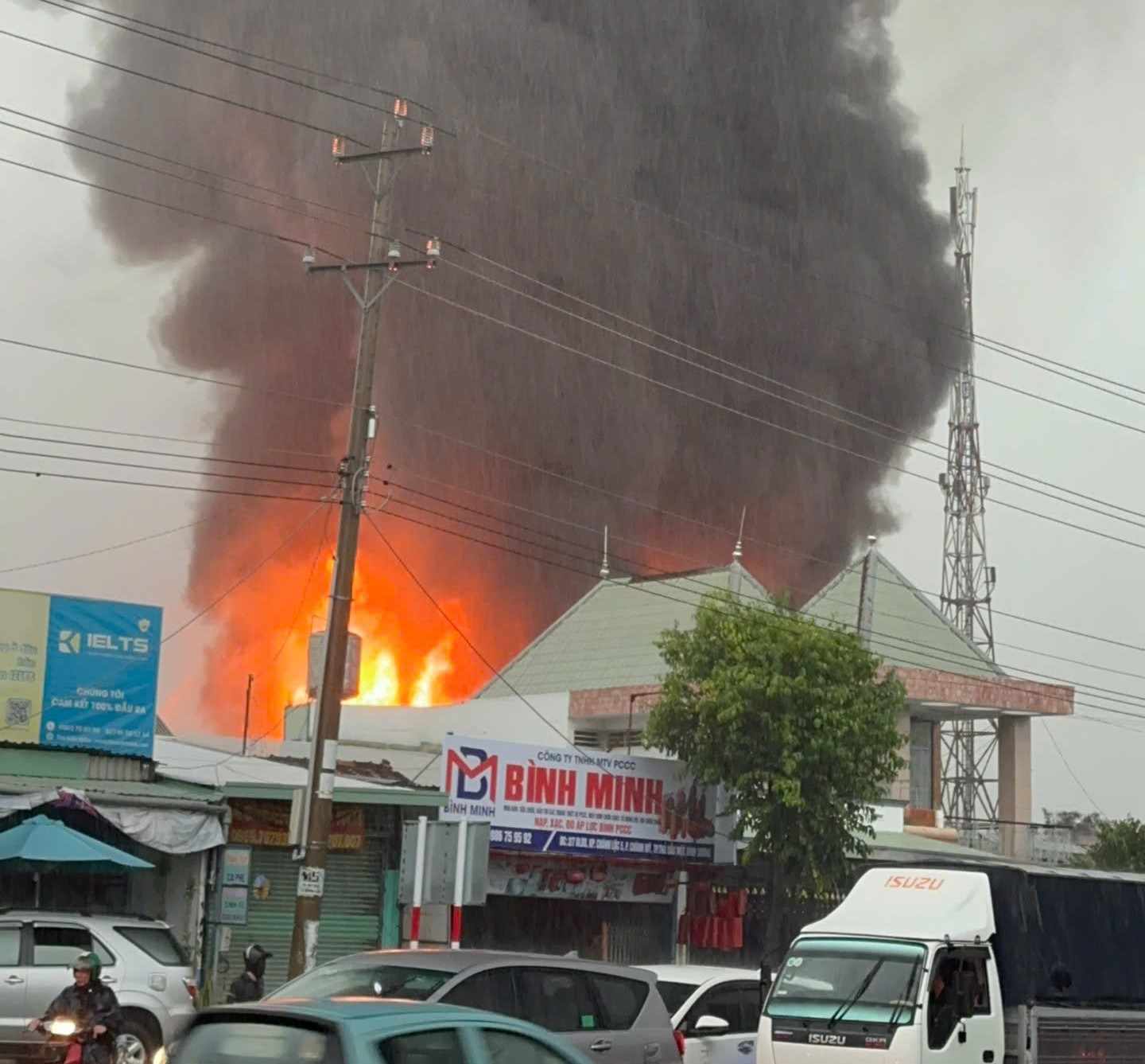 Cháy lớn ở Bình Dương, khói lửa bốc cao ngùn ngụt. Ảnh: Dương Bình