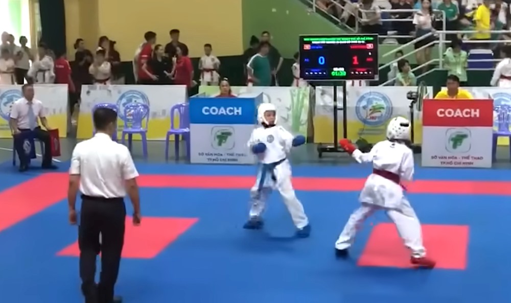 Ông Dương tố cáo con mình (giáp xanh) bị xử ép tại tại chung kết nhóm tuổi 11-12 ở Giải karate năng khiếu trẻ TPHCM 2024 diễn ra hôm 18.8. Ảnh: Cắt từ clip