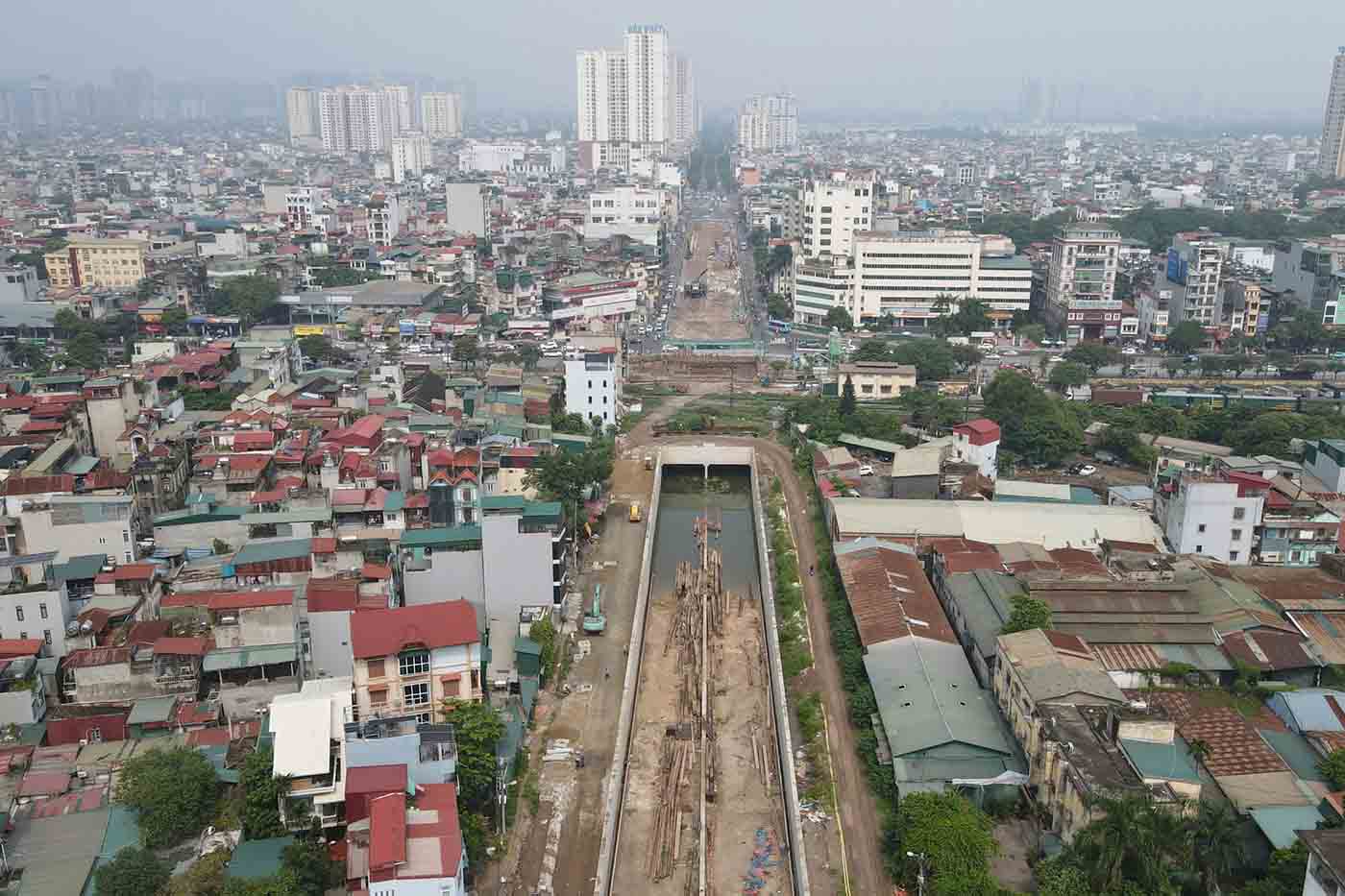 Ông Hồ Đức Phúc, Giám đốc Ban điều hành hầm chui Kim Đồng cho biết, đến nay dự án đạt khoảng gần 50% khối lượng theo tiến độ. Trong đó hầm chui phía Đầm Hồng đã cơ bản hoàn thiện đường dẫn, hầm mở, kết cấu hầm.  Tuy nhiên, phía Đầm Hồng hiện vẫn còn vướng mắc mặt bằng khi còn một hộ dân tái chiếm, 1 trạm biến áp chưa thể di dời.