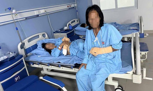 Vợ chồng ông N, bà H đang phải nhập viện điều trị thương tích. Ảnh: Trung Tuấn.
