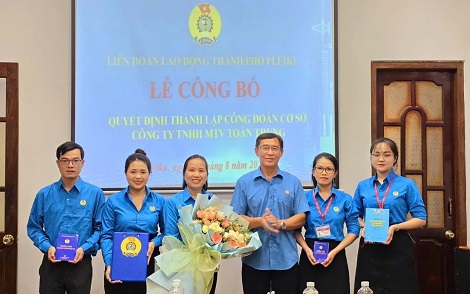Liên đoàn Lao động TP.Pleiku trao quyết định thành lập Công đoàn cơ sở. Ảnh: Thanh Tuấn 