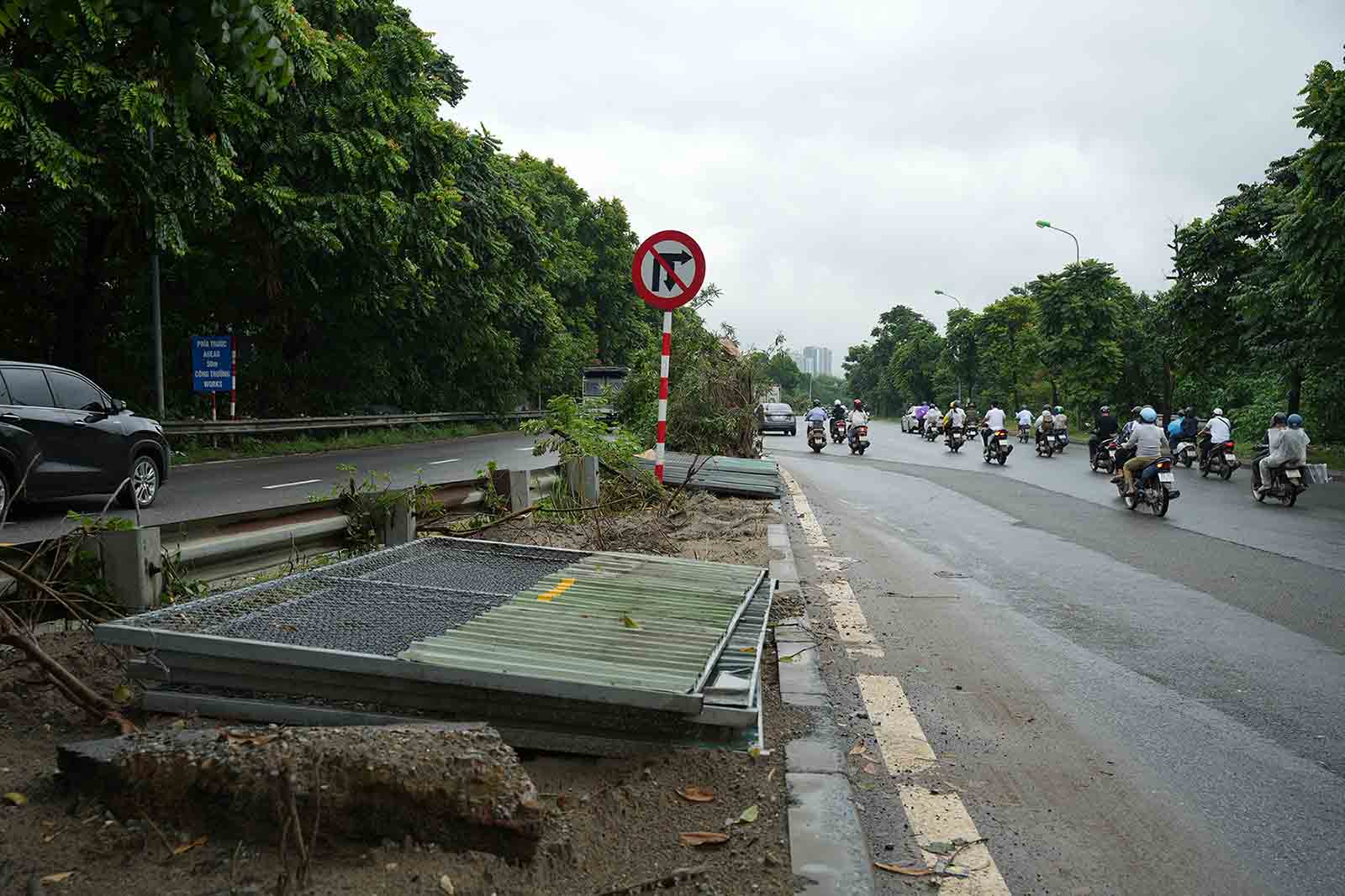 The barrier has now been dismantled and vehicles can circulate smoothly. Photo: Huu Chanh