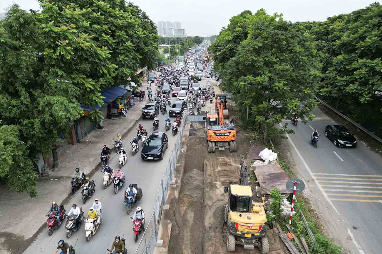 Barriers cause congestion on Thang Long Avenue, August 20. Photo: Huu Chanh