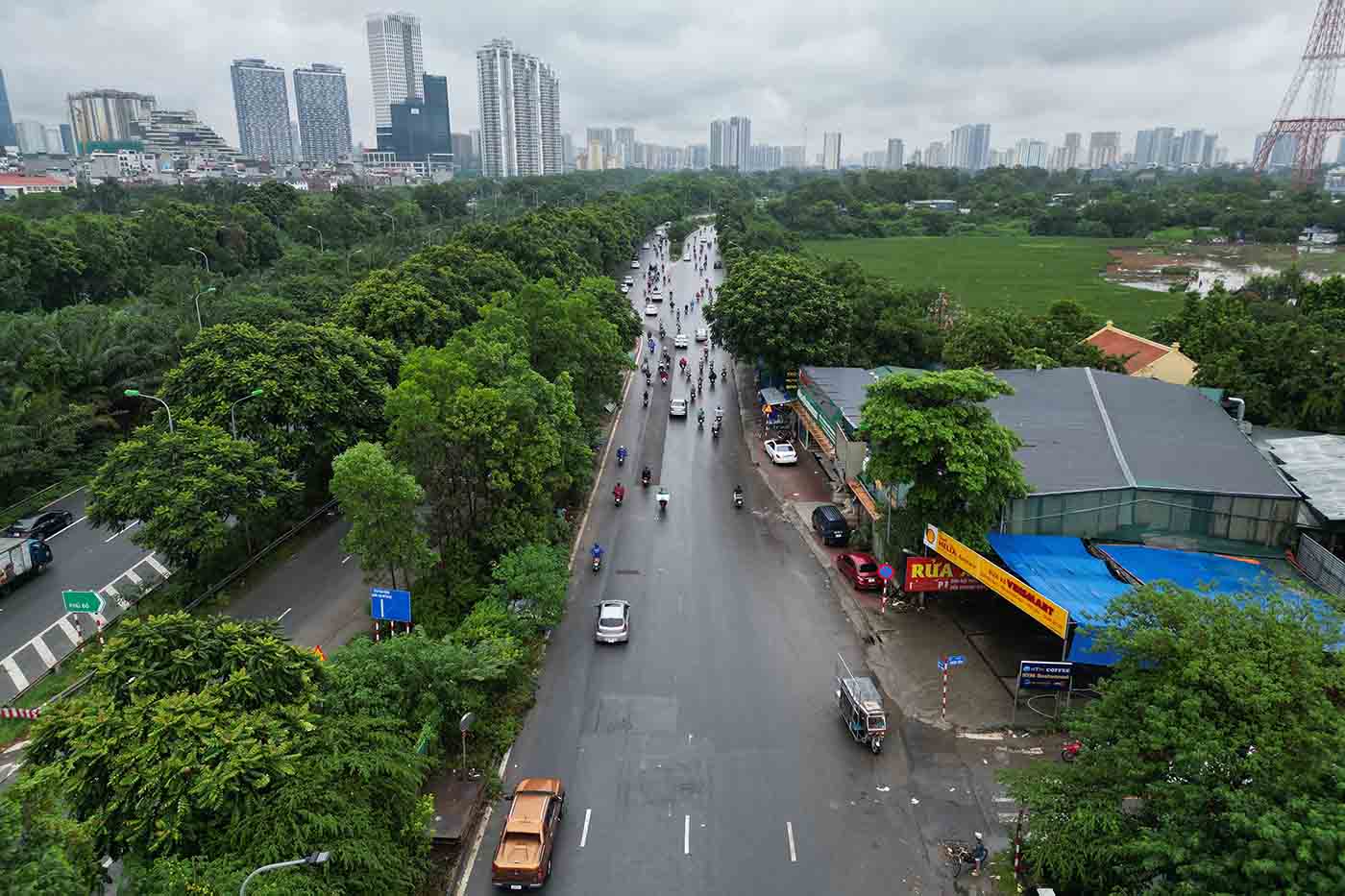 The fence blocking the section from the intersection of Quang Tien street to the entrance to the Me Tri overpass has been dismantled. Photo: Huu Chanh