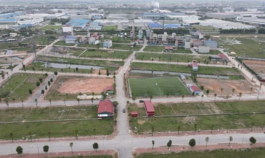 Đăng ký biến động đất đai, tài sản gắn liền với đất với trường hợp tách thửa phải cấp mới giấy chứng nhận quyền sử dụng đất, quyền sở hữu tài sản gắn liền với đất. Ảnh: Phan Anh