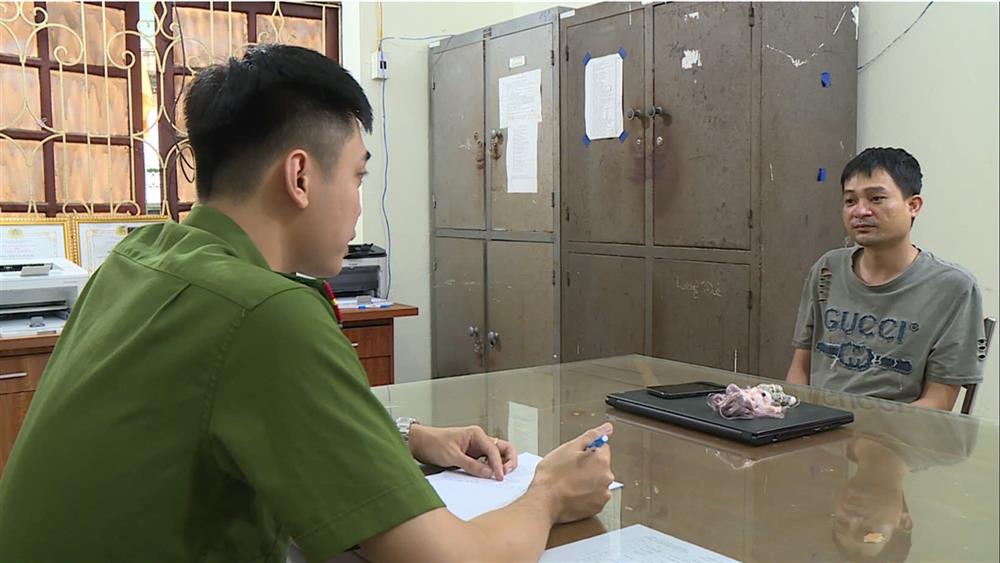 Cơ quan Công an lấy lời khai đối tượng Uông Huy Hoàng (tức Hoàng "nổ"). 
Ảnh: Bộ Công an
