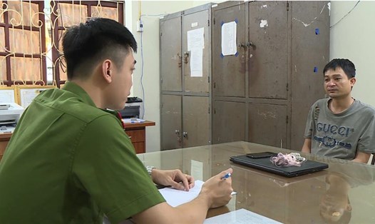 Cơ quan Công an lấy lời khai đối tượng Uông Huy Hoàng (tức Hoàng "nổ"). 
Ảnh: Bộ Công an