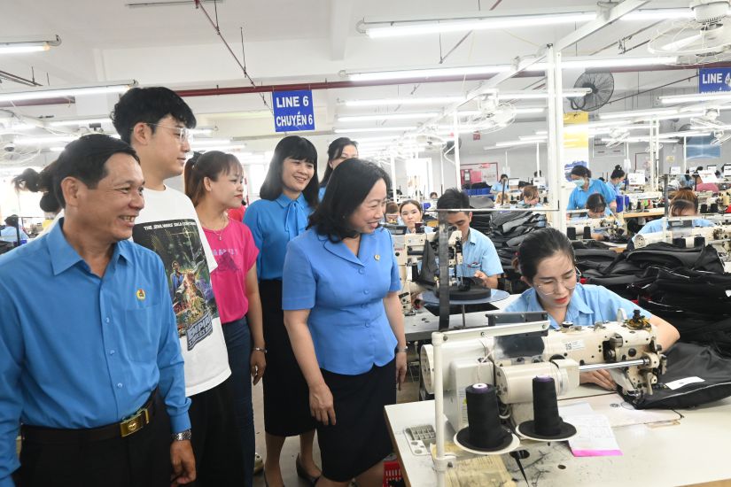 Phó Chủ tịch Thường trực Tổng LĐLĐVN Thái Thu Xương thăm hỏi đời sống của công nhân lao động làm việc tại Công ty TNHH MTV PungKook - Chi nhánh Mỹ Tho. Ảnh: Thành Nhân