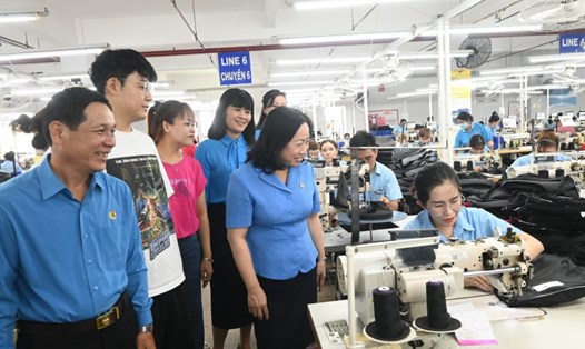 Phó Chủ tịch Thường trực Tổng LĐLĐVN Thái Thu Xương thăm hỏi đời sống của công nhân lao động làm việc tại Công ty TNHH MTV PungKook - Chi nhánh Mỹ Tho. Ảnh: Thành Nhân