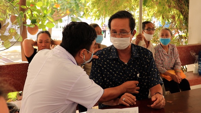 Người dân cần khám định kỳ, để sớm phát hiện bệnh đái tháo đường, điều trị kịp thời. Ảnh: NGUYỄN LY