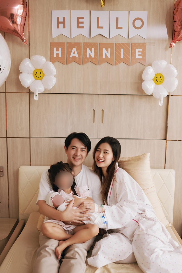 Dong Nhi and his wife welcomed their second child into the world. Photo: Character Facebook