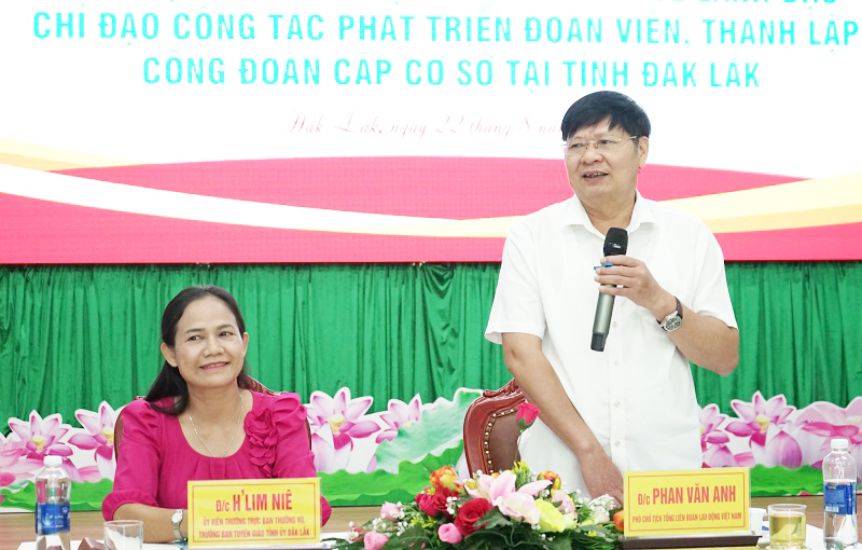 Phó Chủ tịch Tổng LĐLĐVN Phan Văn Anh phát biểu tại Hội nghị về việc lãnh đạo, chỉ đạo công tác phát triển đoàn viên, thành lập CĐCS. Ảnh: Bảo Trung