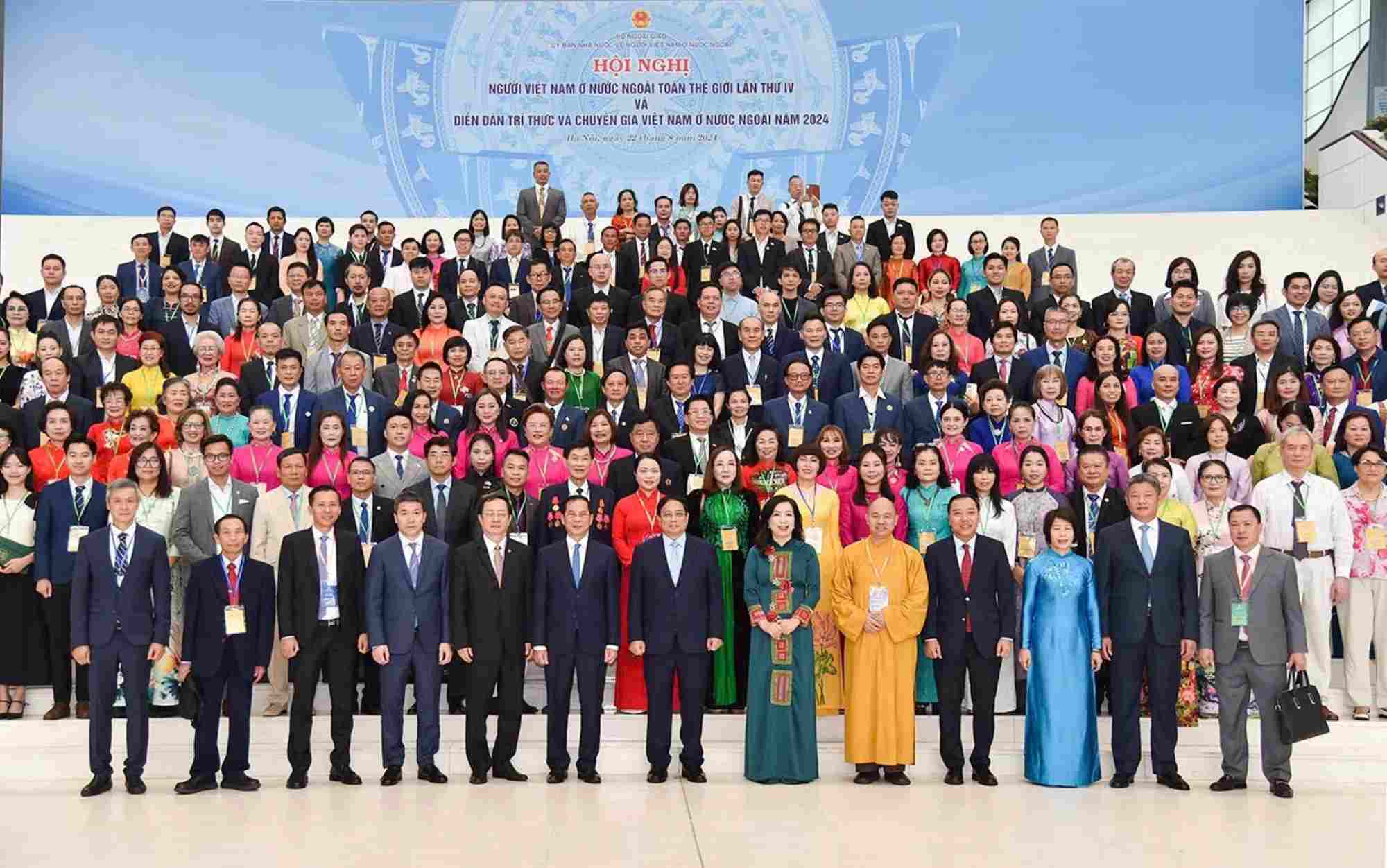 Ủy viên Bộ Chính trị, Thủ tướng Chính phủ Phạm Minh Chính với các đại biểu và cộng đồng người Việt Nam ở nước ngoài tại sự kiện sáng 22.8. Ảnh: Tuấn Anh