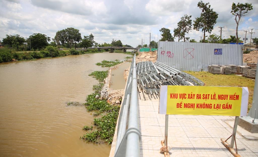 Hiện trường khu vực bờ kè bị sạt lở ở huyện Giang Thành. Ảnh: CTV