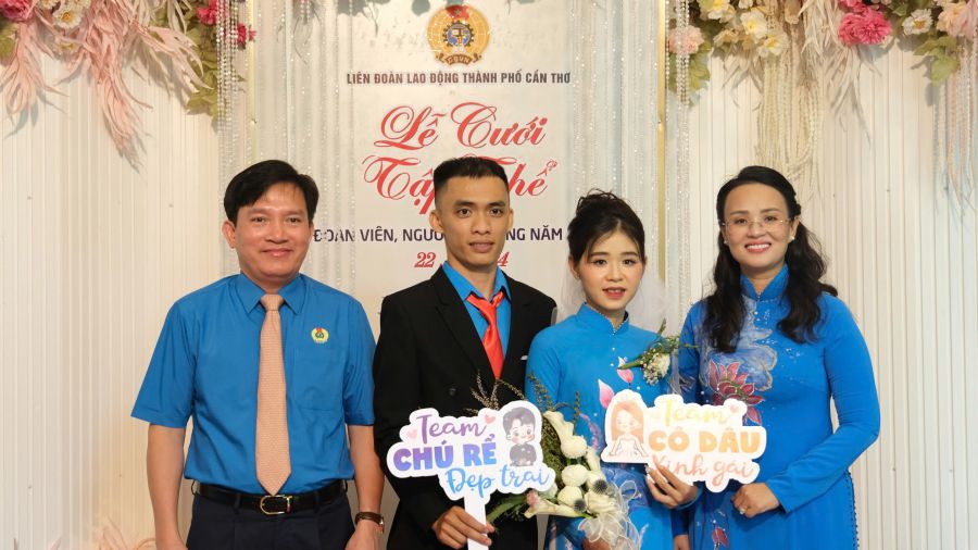 Phó Chủ tịch Tổng LĐLĐVN Nguyễn Xuân Hùng (bìa trái) và Chủ tịch LĐLĐ TP Cần Thơ Lê Thị Sương Mai (bìa phải) chia vui cùng một cặp đôi. Ảnh: Phong Linh