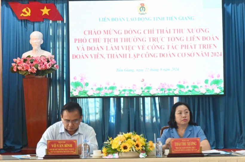 Bà Thái Thu Xương - Phó Chủ tịch Thường trực Tổng LĐLĐ Việt Nam (bên phải) cho hay, việc các doanh nghiệp (DN) nợ bảo hiểm xã hội của người lao động khiến họ không được hưởng các chế độ liên quan đến bảo hiểm xã hội. Ảnh: Thành Nhân