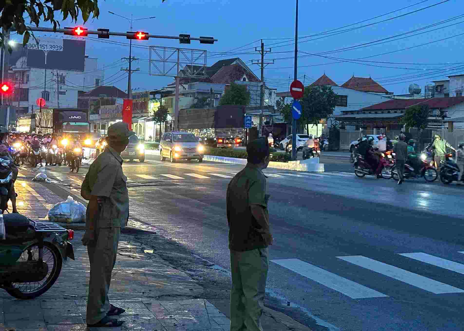 Đến tối cùng ngày, lực lượng chức năng vẫn đang túc trực điều tiết giao thông. Ảnh: Đình Trọng