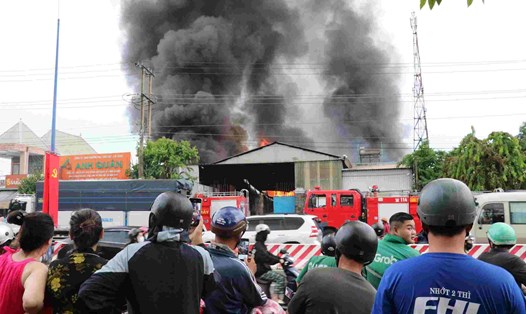 Vụ cháy ở cơ sơ phế liệu khiến giao thông bị ùn ứ nghiêm trọng. Ảnh: Dương Bình