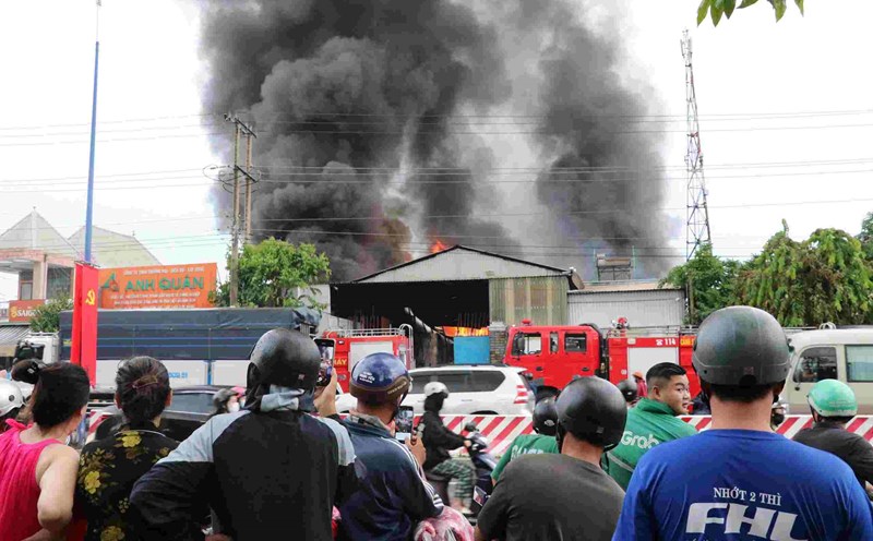 Vụ cháy ở cơ sơ phế liệu khiến giao thông bị ùn ứ nghiêm trọng. Ảnh: Dương Bình