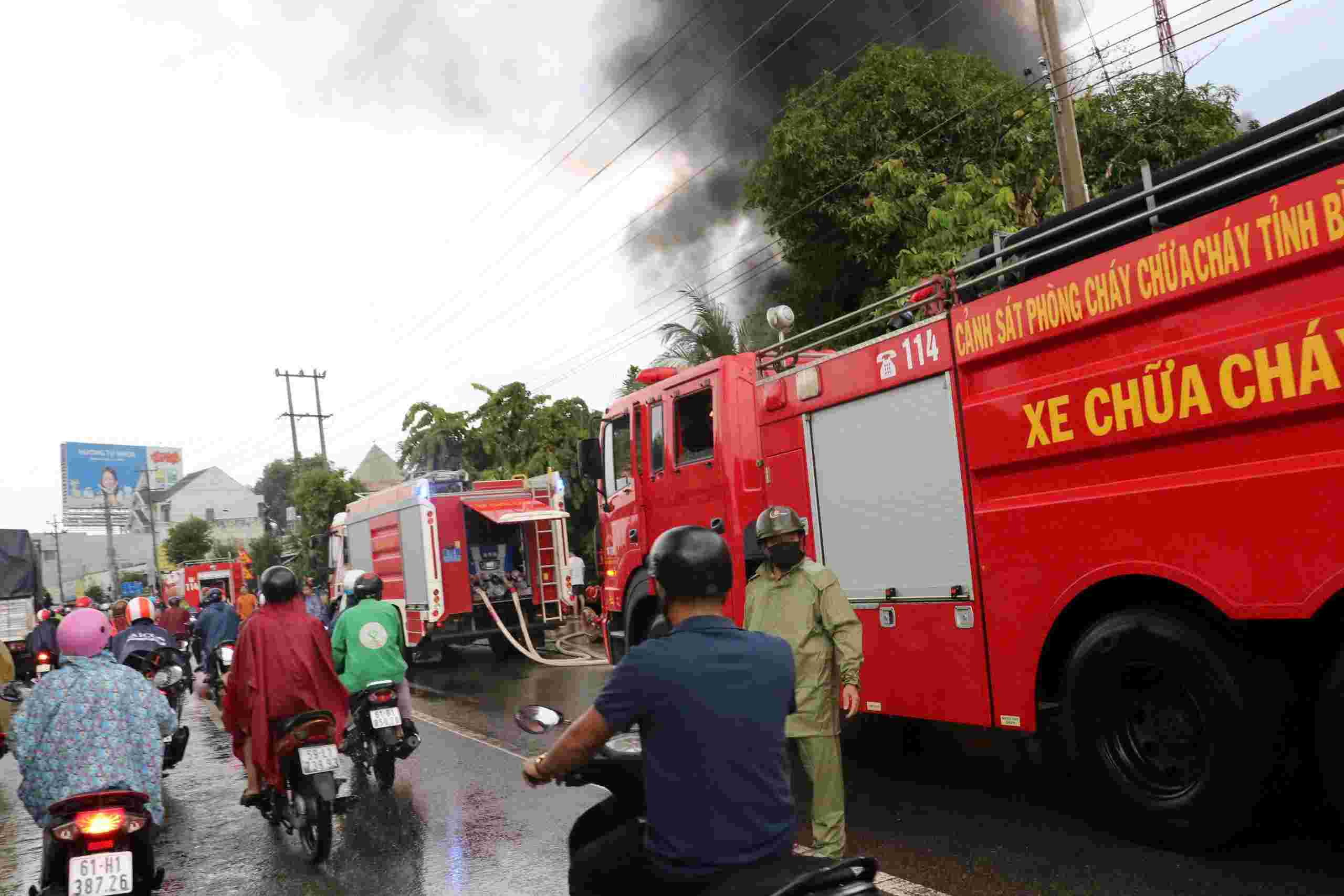 Lực lượng chức năng vừa phải chữa cháy vừa phải điều tiết giao thông. Ảnh: Dương Bình