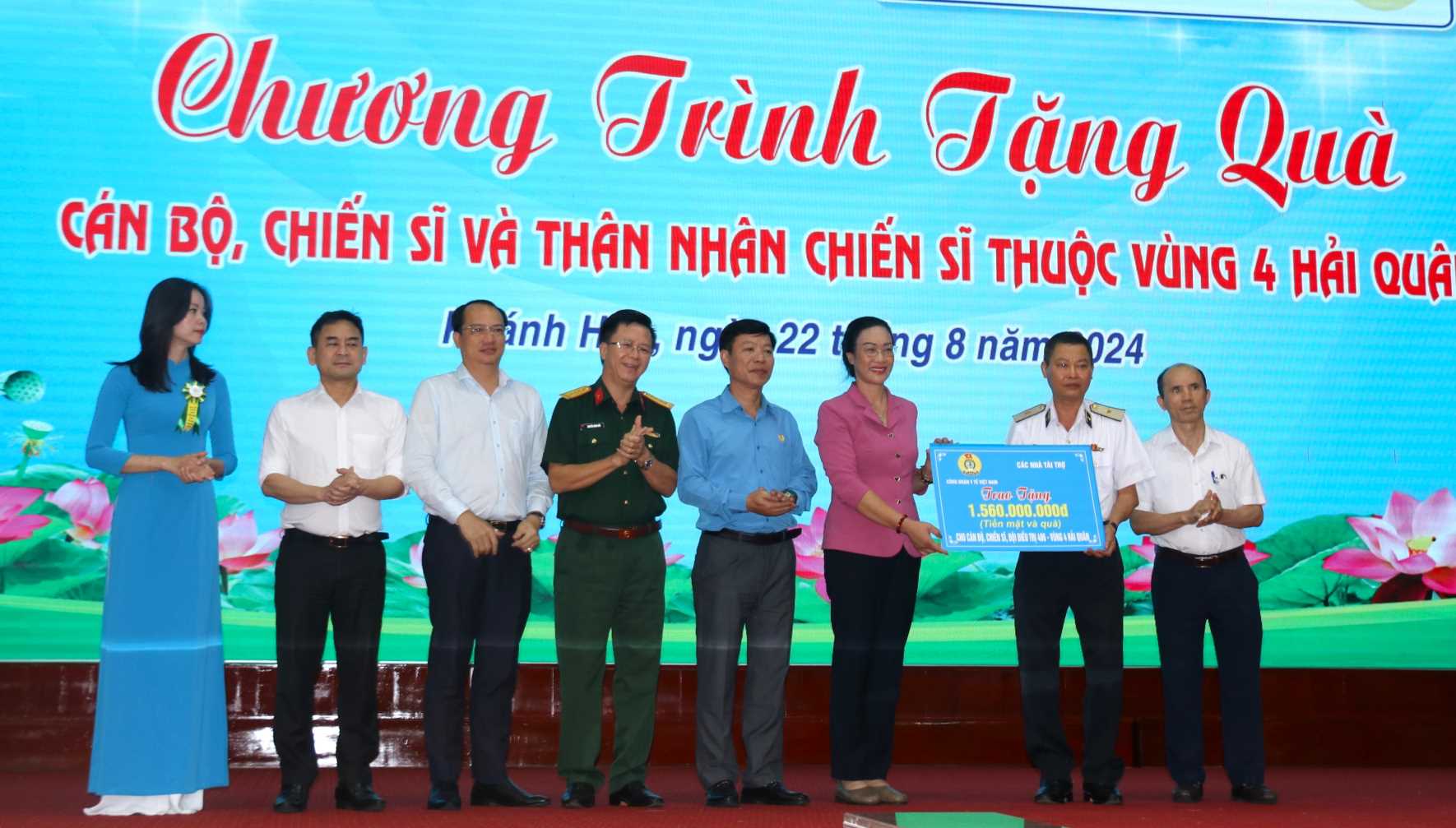 Công đoàn Y tế Việt Nam phối hợp với các đơn vị tặng quà, hỗ trợ y tế cho cán bộ, chiến sĩ Vùng 4 Hải quân. Ảnh: Phương Linh