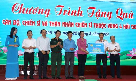 Công đoàn Y tế Việt Nam phối hợp với các đơn vị tặng quà, hỗ trợ y tế cho cán bộ, chiến sĩ Vùng 4 Hải quân. Ảnh: Phương Linh