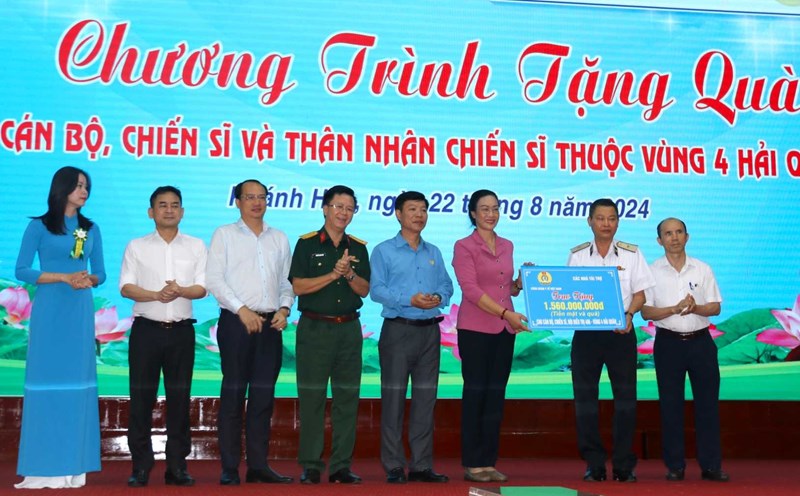 Công đoàn Y tế Việt Nam phối hợp với các đơn vị tặng quà, hỗ trợ y tế cho cán bộ, chiến sĩ Vùng 4 Hải quân. Ảnh: Phương Linh