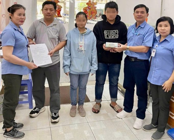 Công đoàn cơ sở Công ty Changshin Việt Nam trao số tiền tương trợ cho gia đình nữ công nhân N.T.H qua đời do tai nạn giao thông. Ảnh: CĐCS Changshin