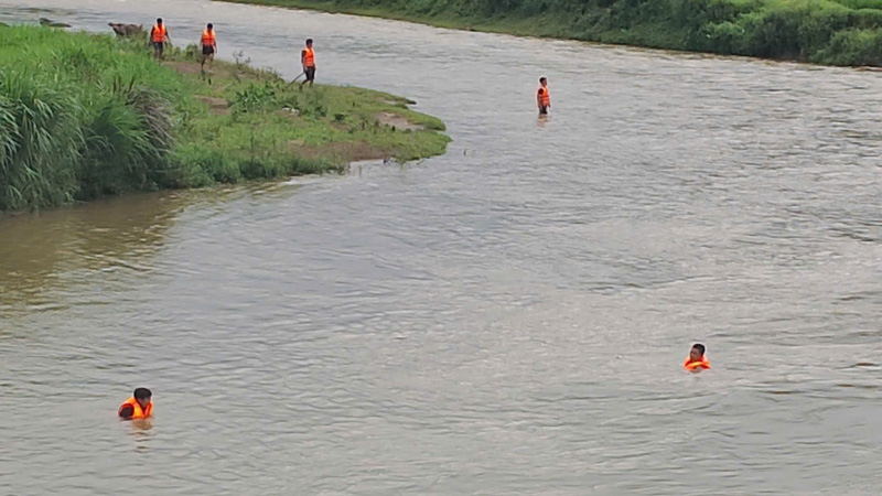Lực lượng chức năng tìm kiếm nạn nhân dọc bờ sông. Ảnh: Người dân cung cấp