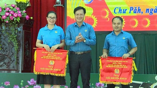 Lãnh đạo Liên đoàn Lao động huyện Chư Păh trao giải cho các đội tham gia hội thi văn nghệ. Ảnh: Thanh Tuấn 