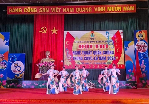 Nhiều tiết mục văn nghệ hấp dẫn, tạo không khí sôi nổi của tổ chức Công đoàn. Ảnh: Thanh Tuấn 