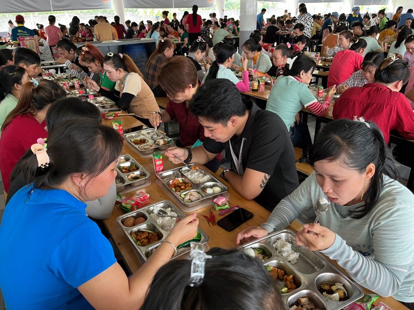 Workers participate in union meals. Photo: Propaganda Department - Women's Union (Confederation of Labor of Long An province)