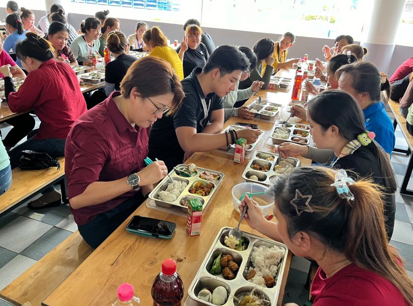 Workers participate in union meals. Photo: Propaganda Department - Women's Union (Confederation of Labor of Long An province)