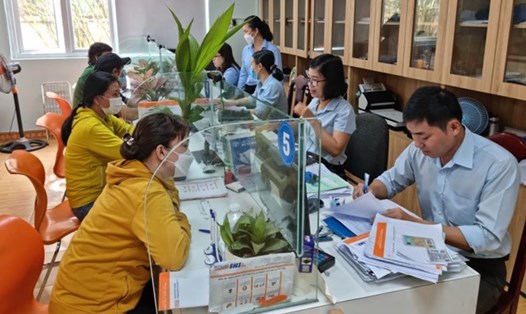 Hồ sơ đề nghị hưởng bảo hiểm xã hội một lần bao gồm: Sổ bảo hiểm xã hội; Văn bản đề nghị hưởng bảo hiểm xã hội một lần của người lao động. Ảnh: Nam Dương