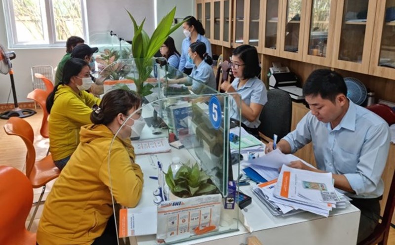 Hồ sơ đề nghị hưởng bảo hiểm xã hội một lần bao gồm: Sổ bảo hiểm xã hội; Văn bản đề nghị hưởng bảo hiểm xã hội một lần của người lao động. Ảnh: Nam Dương