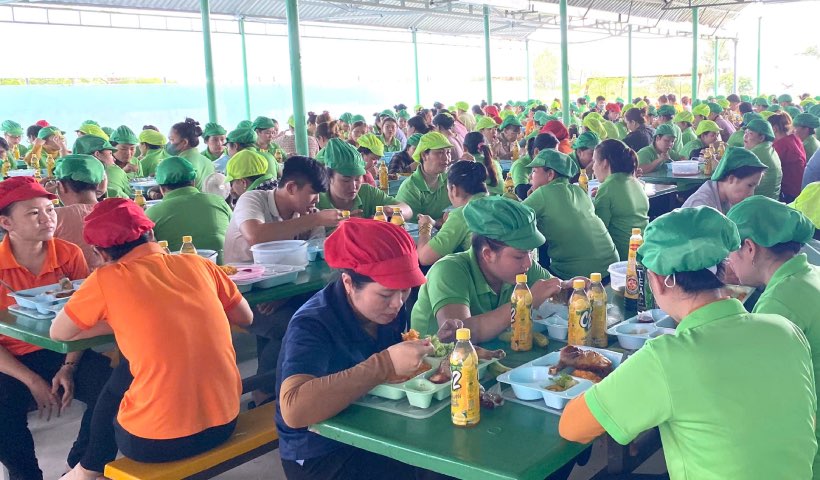 Người lao động tham gia bữa cơm công đoàn. Ảnh: Huỳnh Ngân