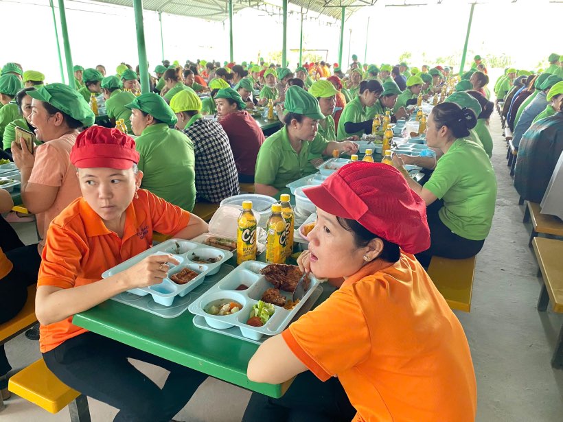 Workers participate in union meals. Photo: Huynh Ngan